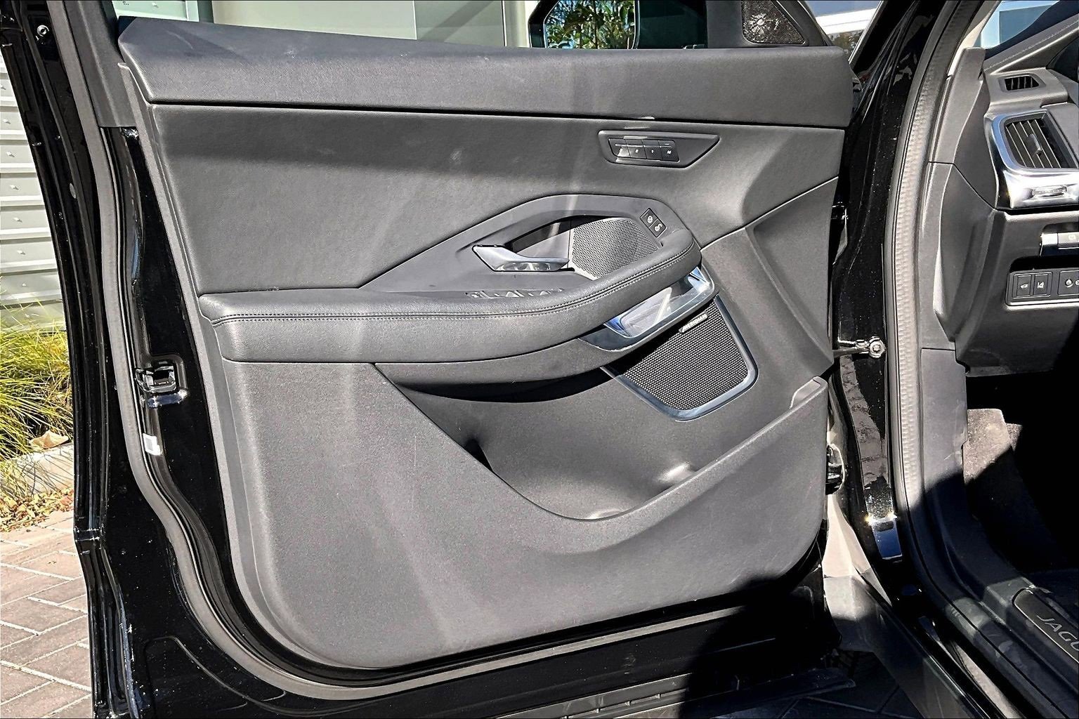 Used 2020 Jaguar E-PACE SE image 23