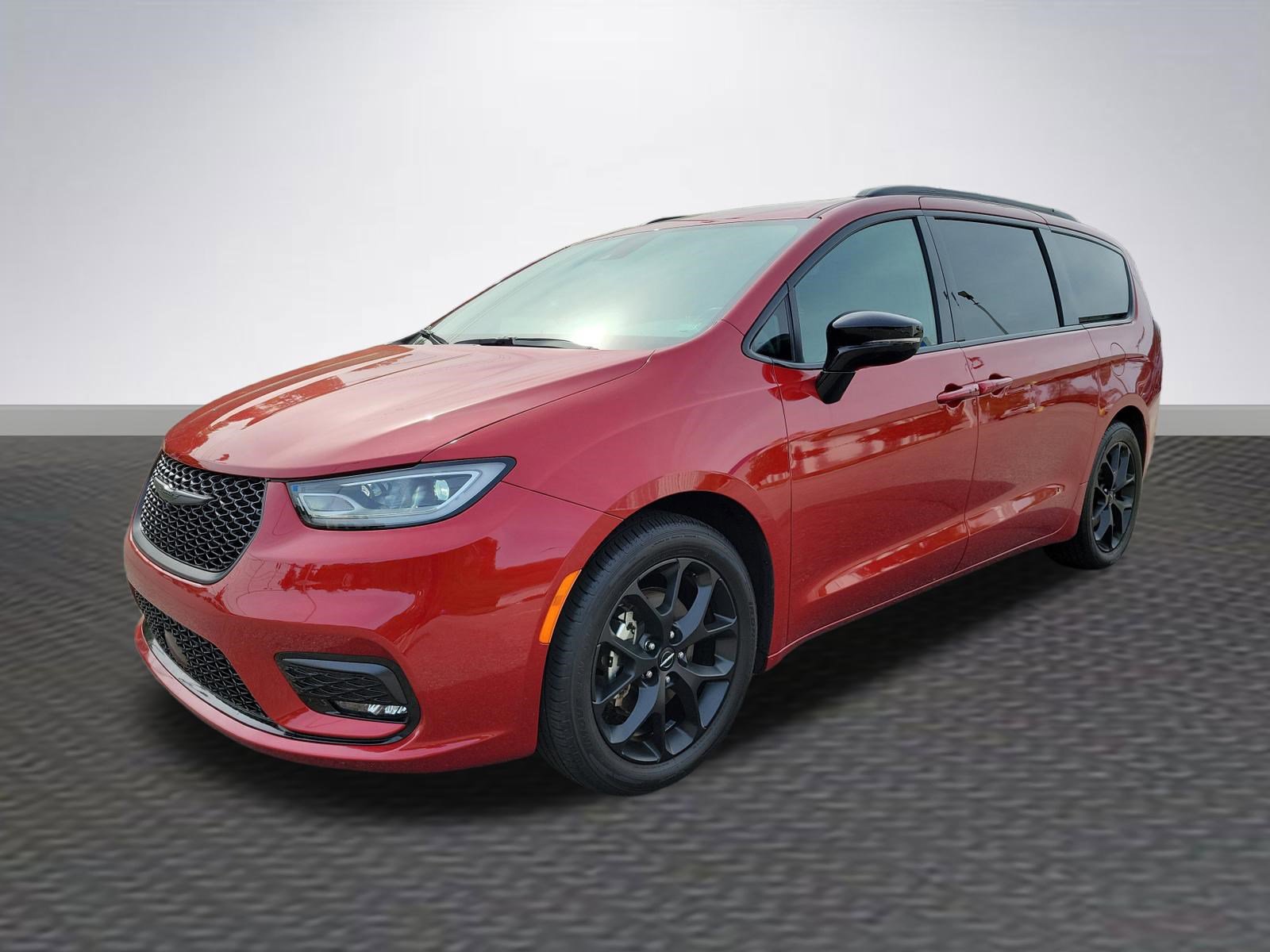 Used 2025 Chrysler Pacifica Limited image 3