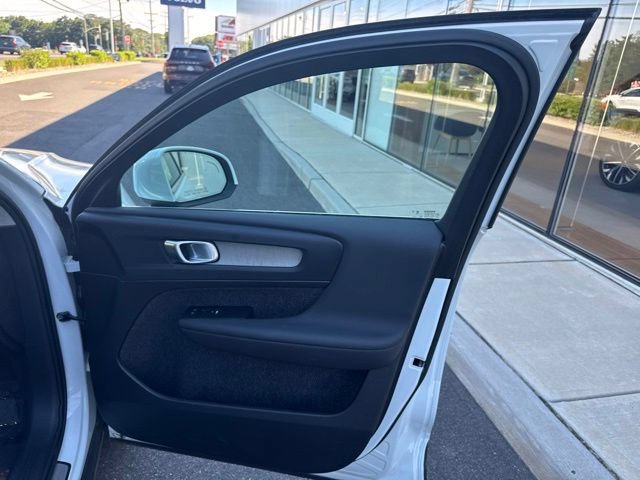 Used 2025 Volvo XC40 B5 Core AWD/4WD image 14