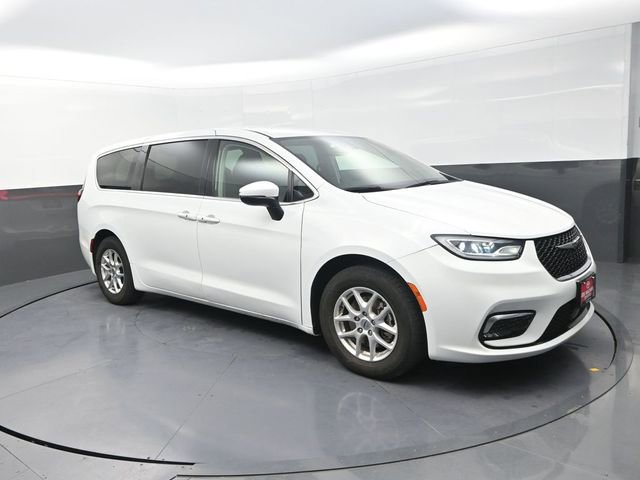 Used 2023 Chrysler Pacifica Touring-L image 9