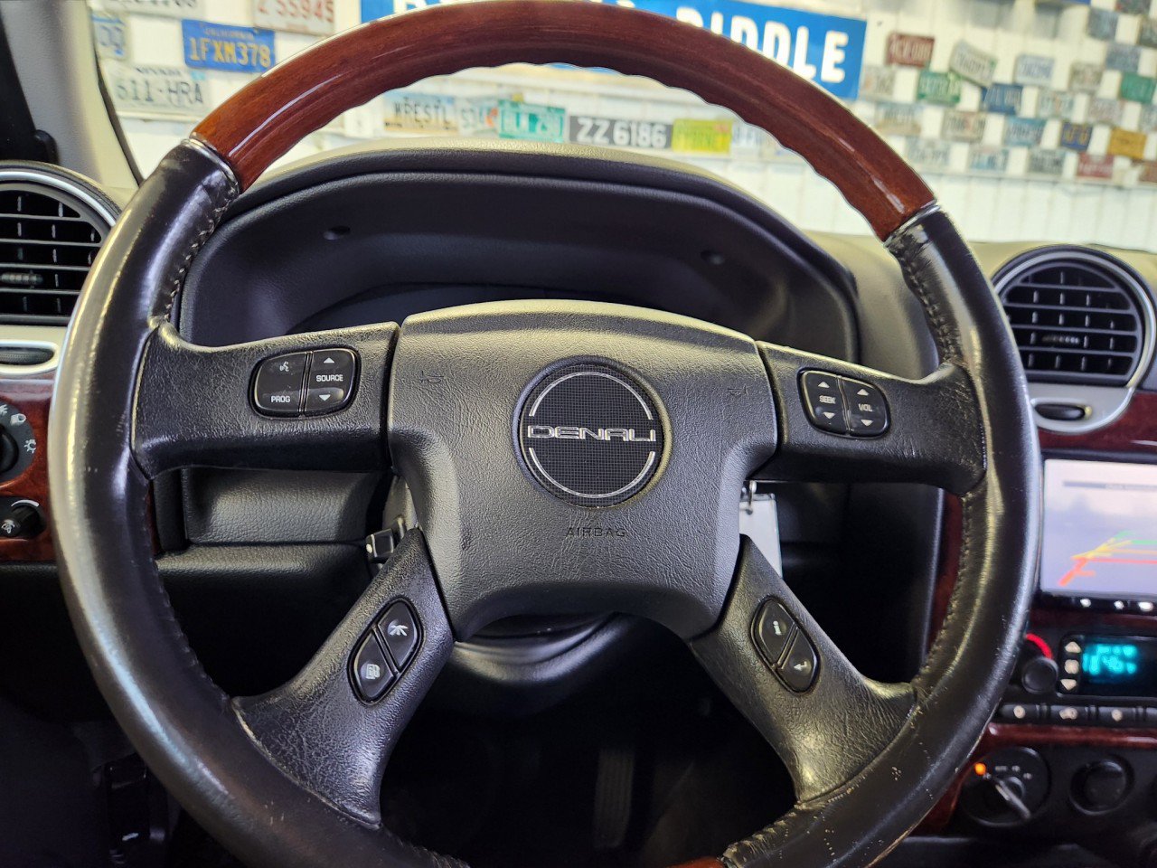 Used 2009 GMC Envoy Denali w/ Sun And 6-Disc Cd Package AWD/4WD image 15
