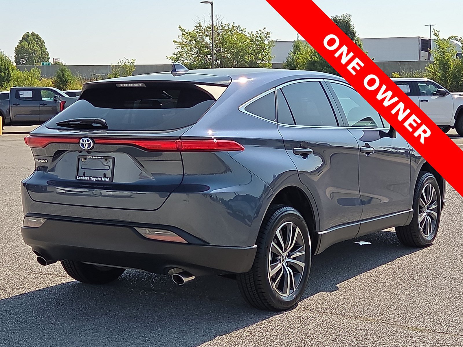Used 2024 Toyota Venza LE AWD/4WD image 5