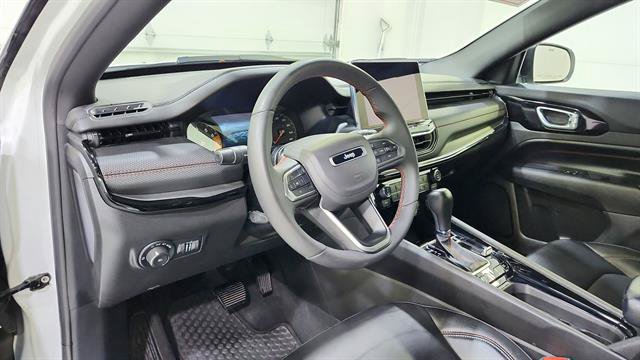 Used 2025 Jeep Compass Trailhawk AWD/4WD image 10