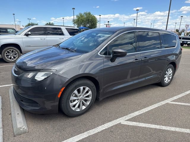 Used 2017 Chrysler Pacifica Touring w/ Tire & Wheel Group FWD image 2