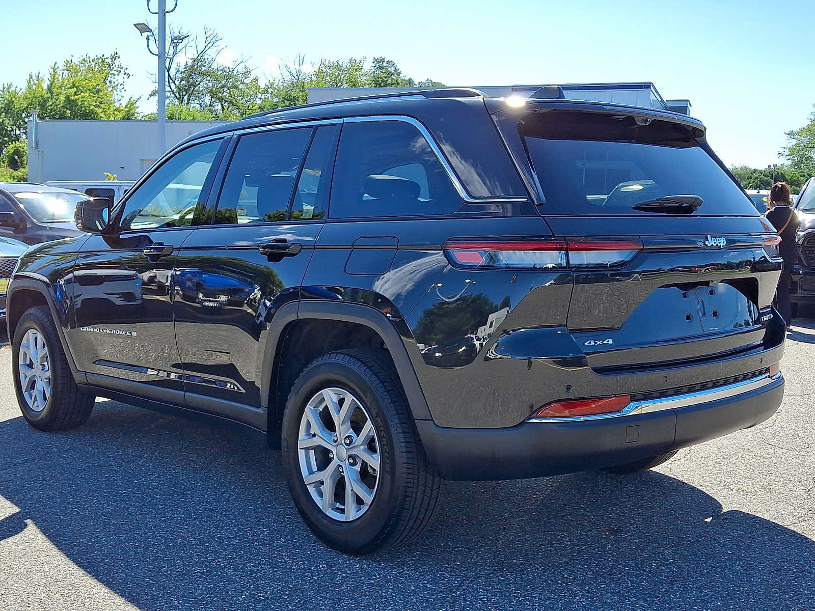 Used 2023 Jeep Grand Cherokee Limited w/ Luxury Tech Group II AWD/4WD image 4