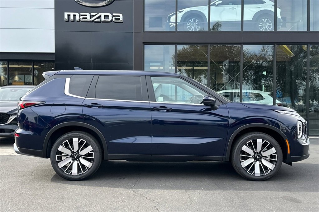 New 2025 Mitsubishi Outlander SE image 3