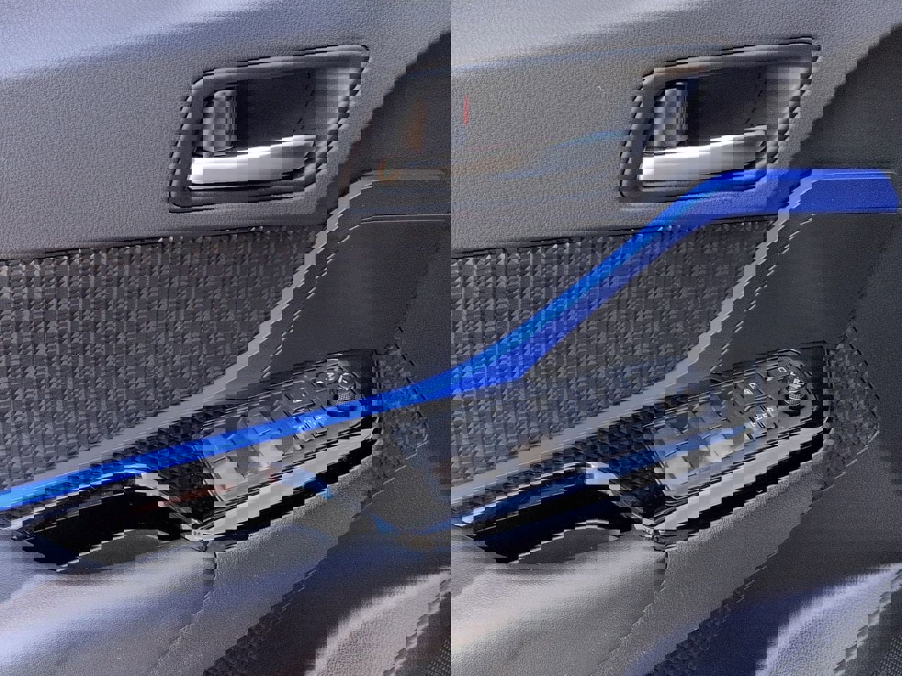 Used 2021 Toyota C-HR XLE image 9