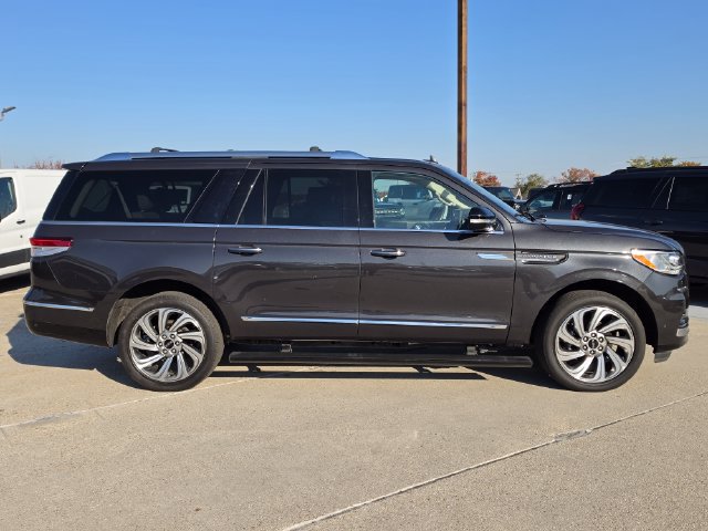 Used 2023 Lincoln Navigator L Reserve AWD/4WD image 2