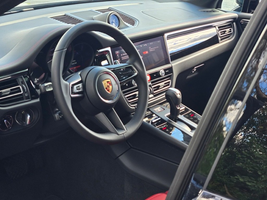 New 2026 Porsche Macan image 4