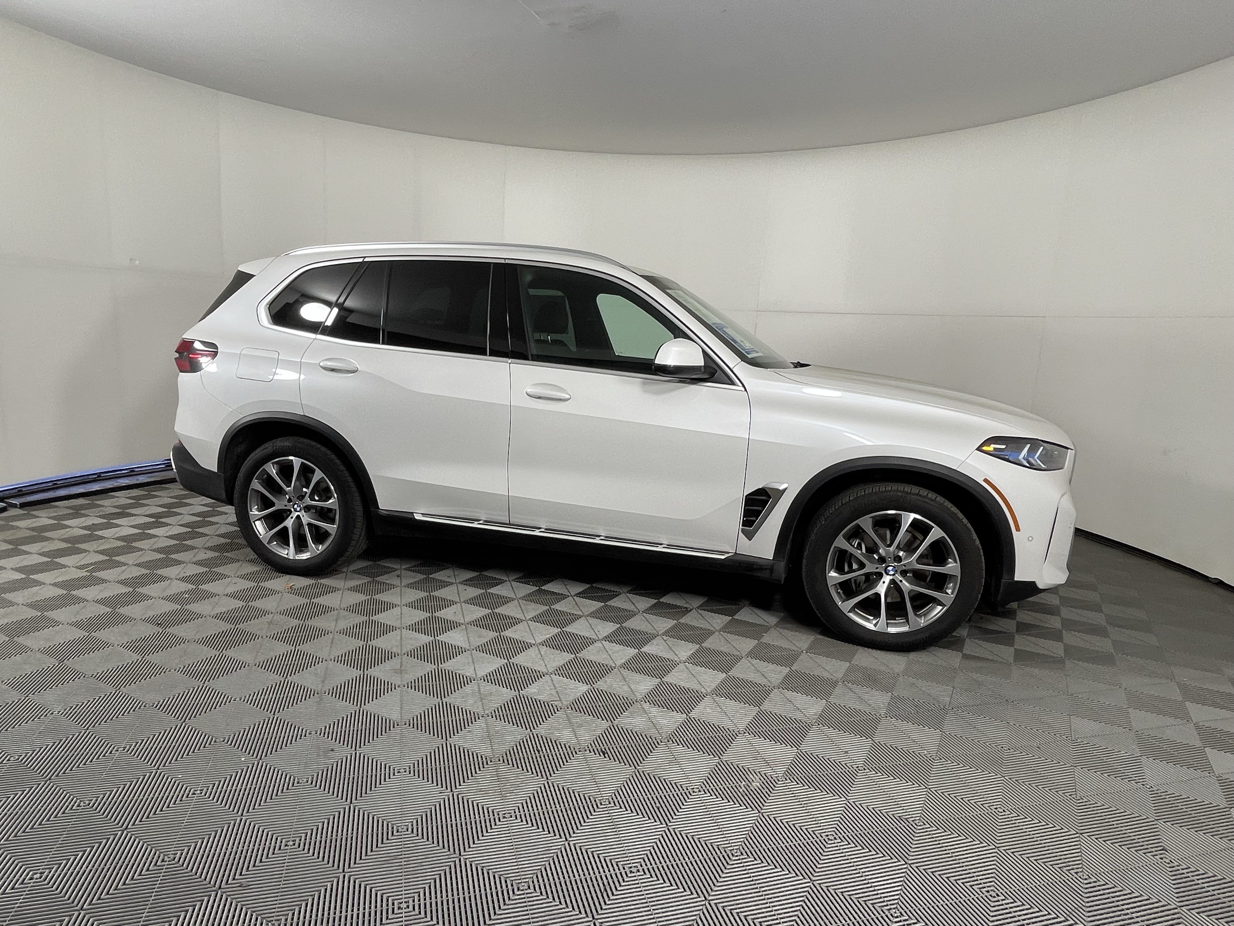 Used 2026 BMW X5 xDrive40i w/ Premium Package AWD/4WD image 6