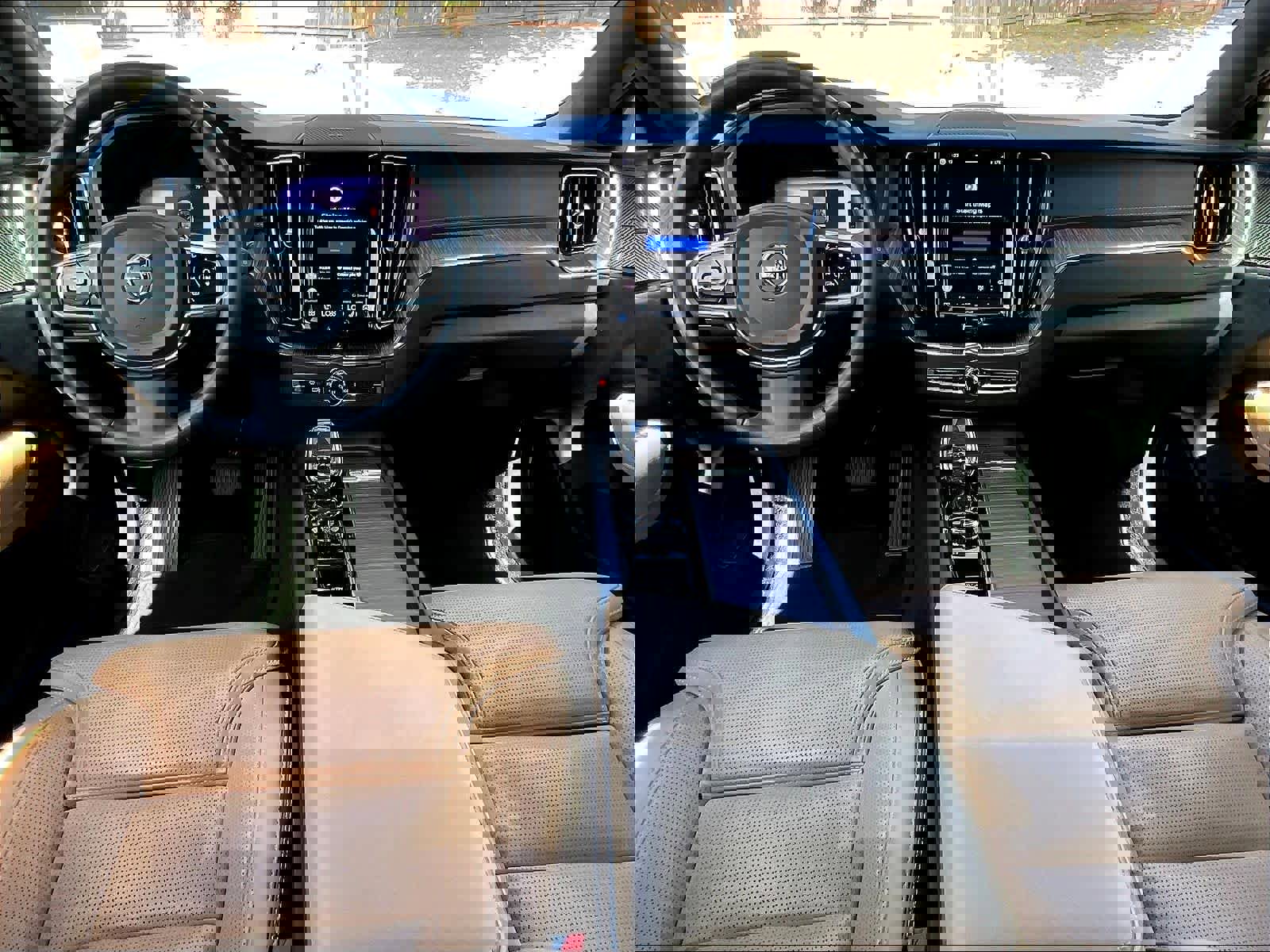 Used 2023 Volvo XC60 B5 Ultimate w/ Protection Package Premier image 18