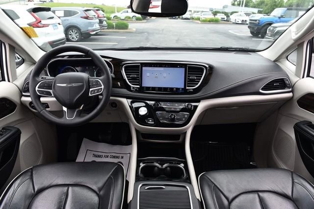 Used 2023 Chrysler Pacifica Limited FWD image 7