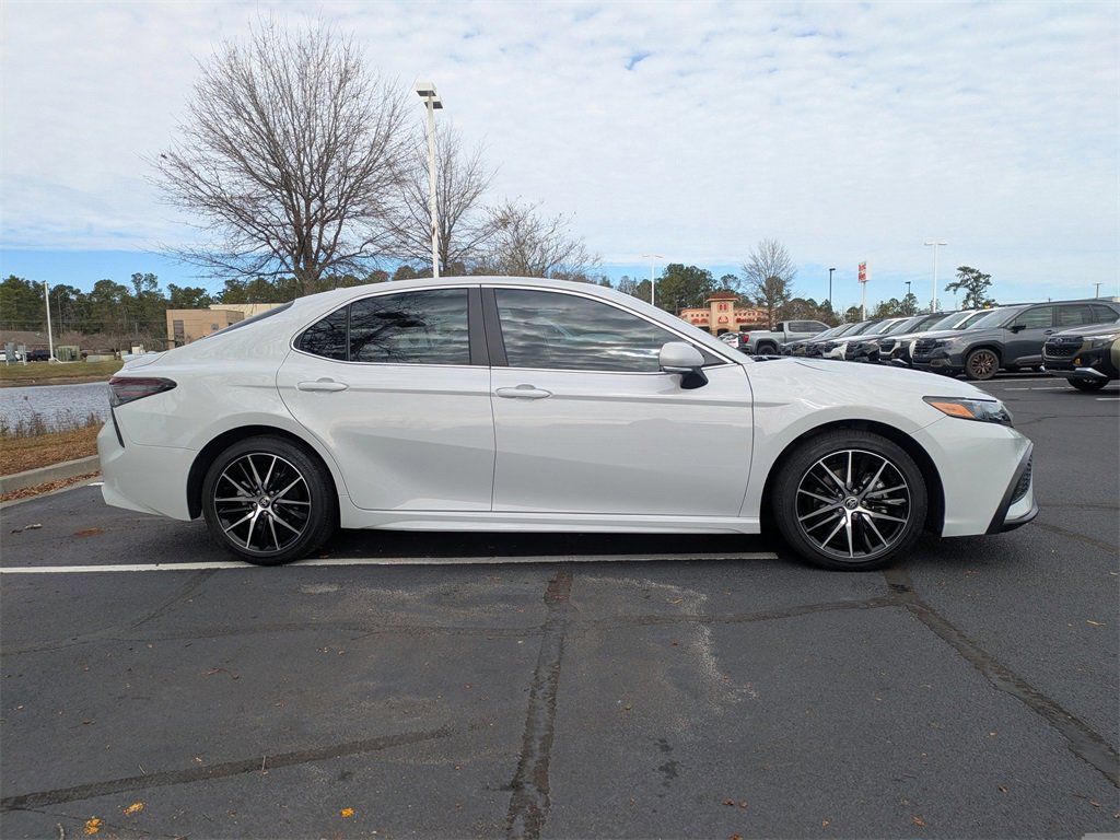 Used 2024 Toyota Camry SE image 4
