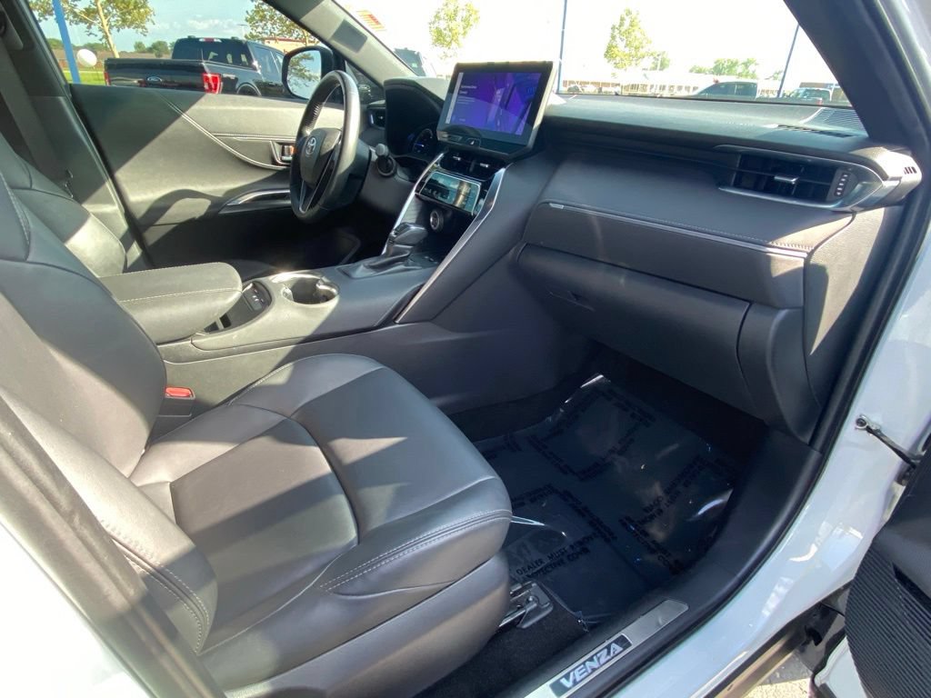 Used 2024 Toyota Venza Nightshade AWD/4WD image 37