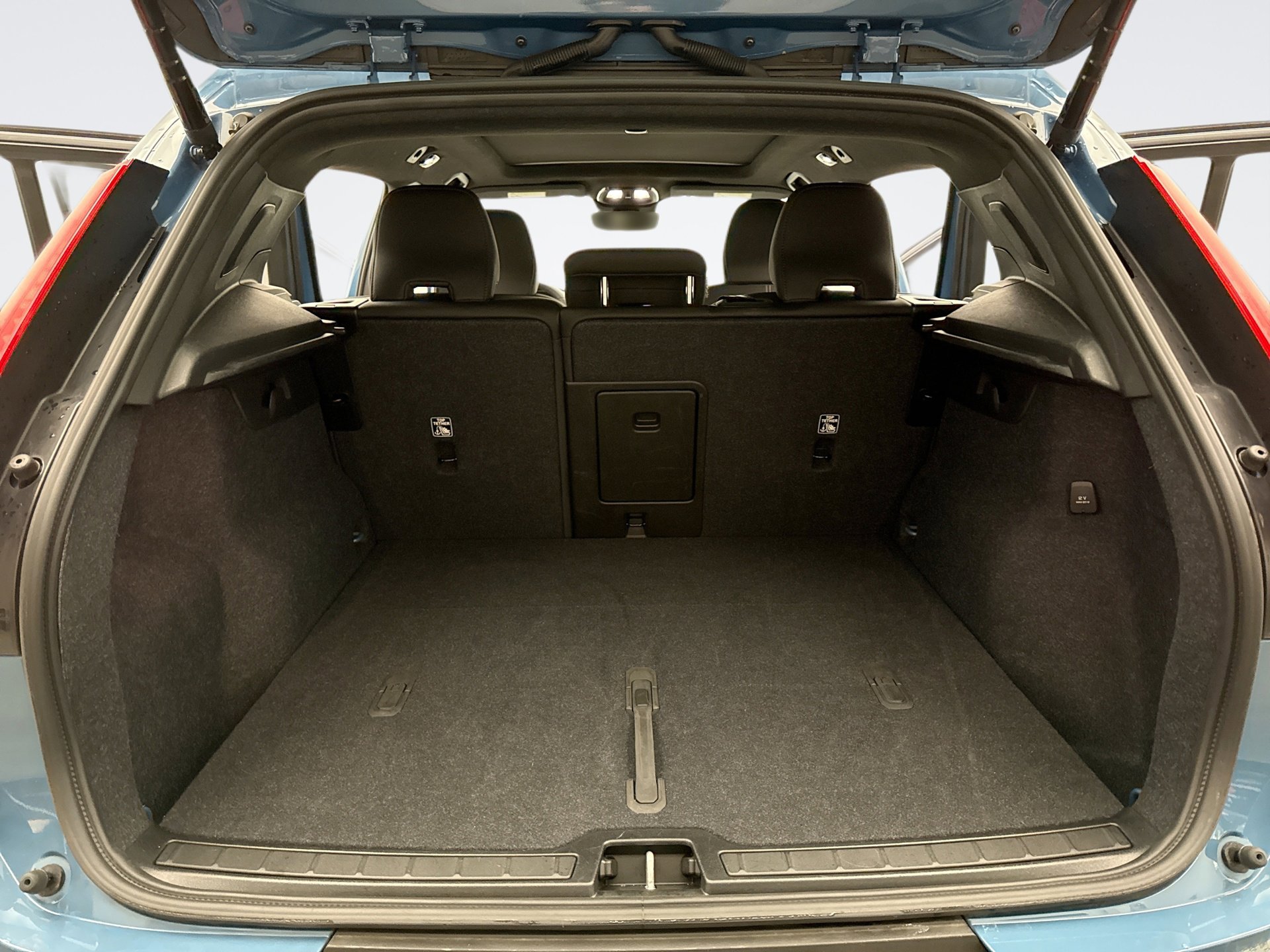 Used 2025 Volvo XC40 B5 Plus image 22