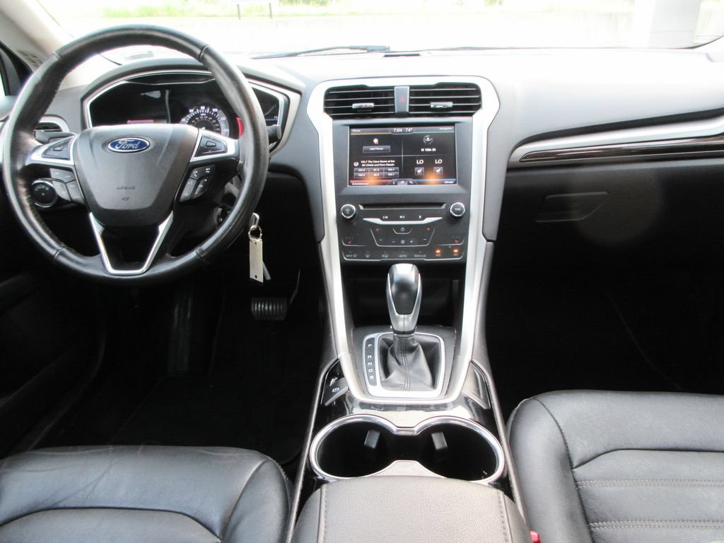 Used 2015 Ford Fusion SE w/ Equipment Group 202A FWD image 15
