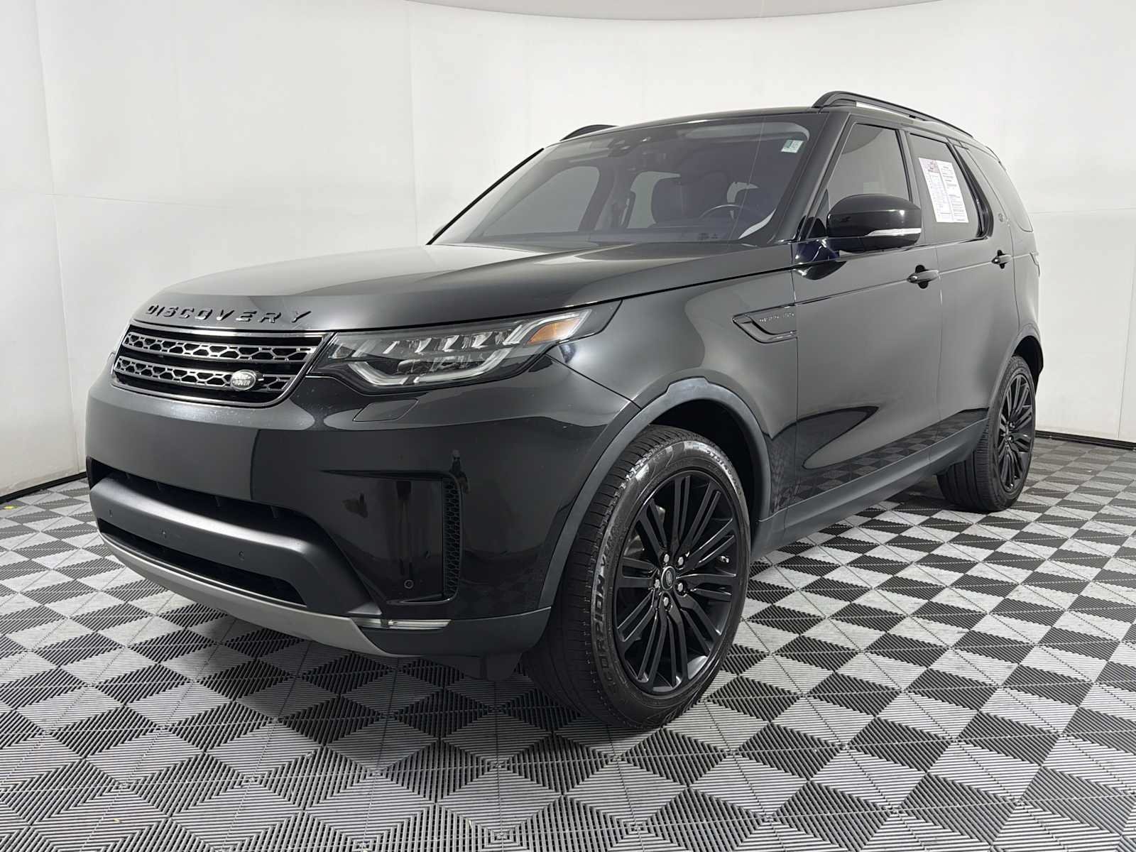 Used 2017 Land Rover Discovery HSE AWD/4WD image 3