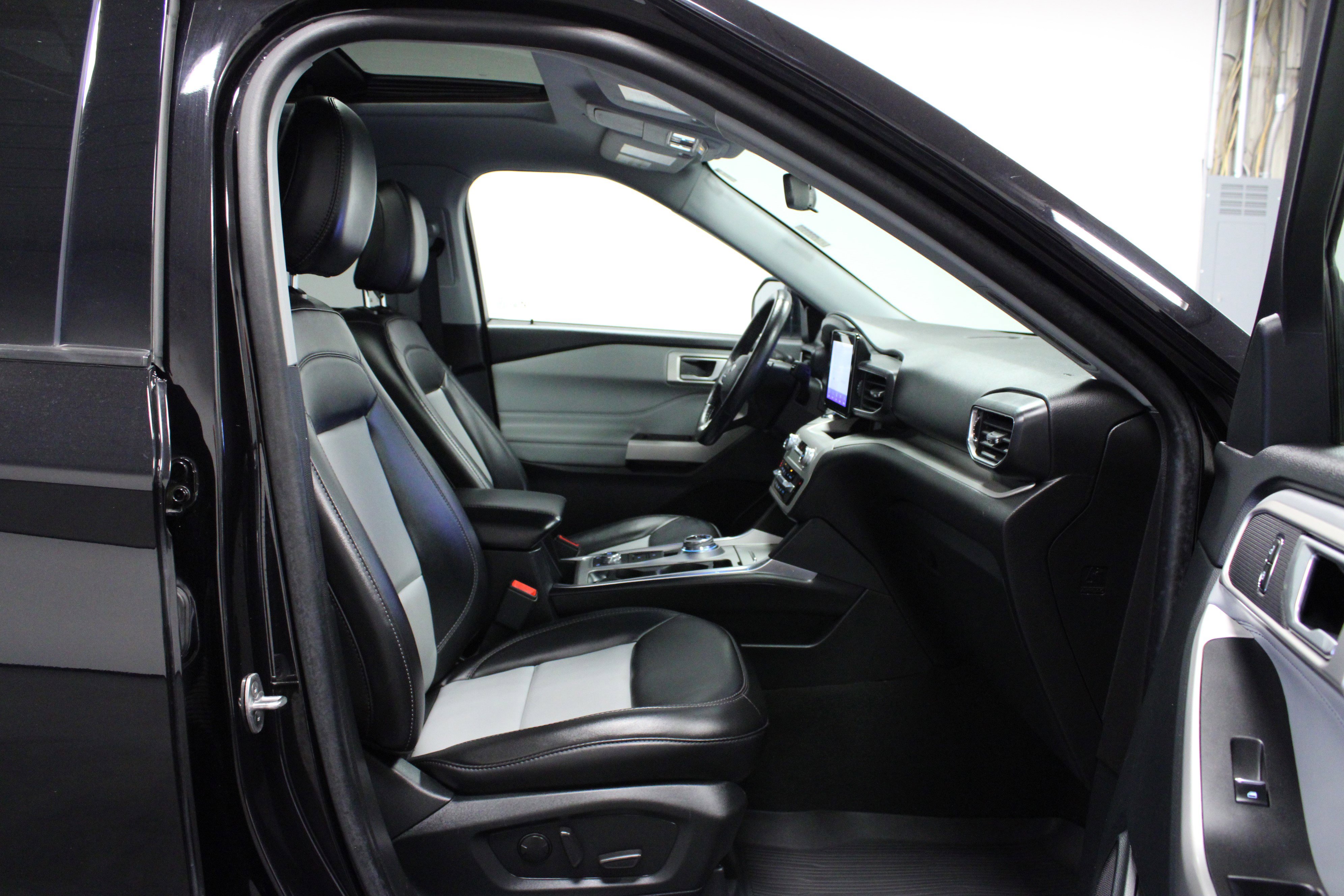 Used 2023 Ford Explorer XLT w/ Equipment Group 202A image 17