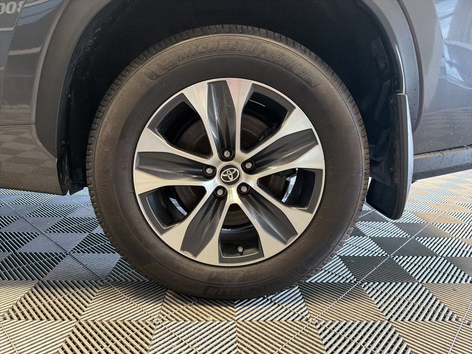 Used 2024 Toyota Highlander XLE AWD/4WD image 9