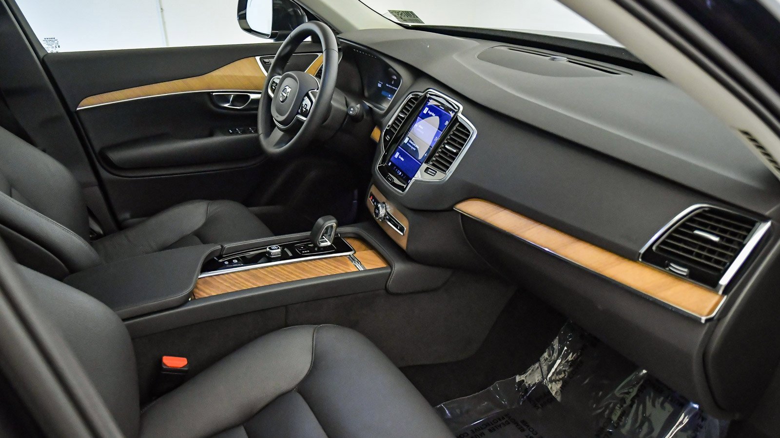 Certified 2025 Volvo XC90 B6 Plus image 17