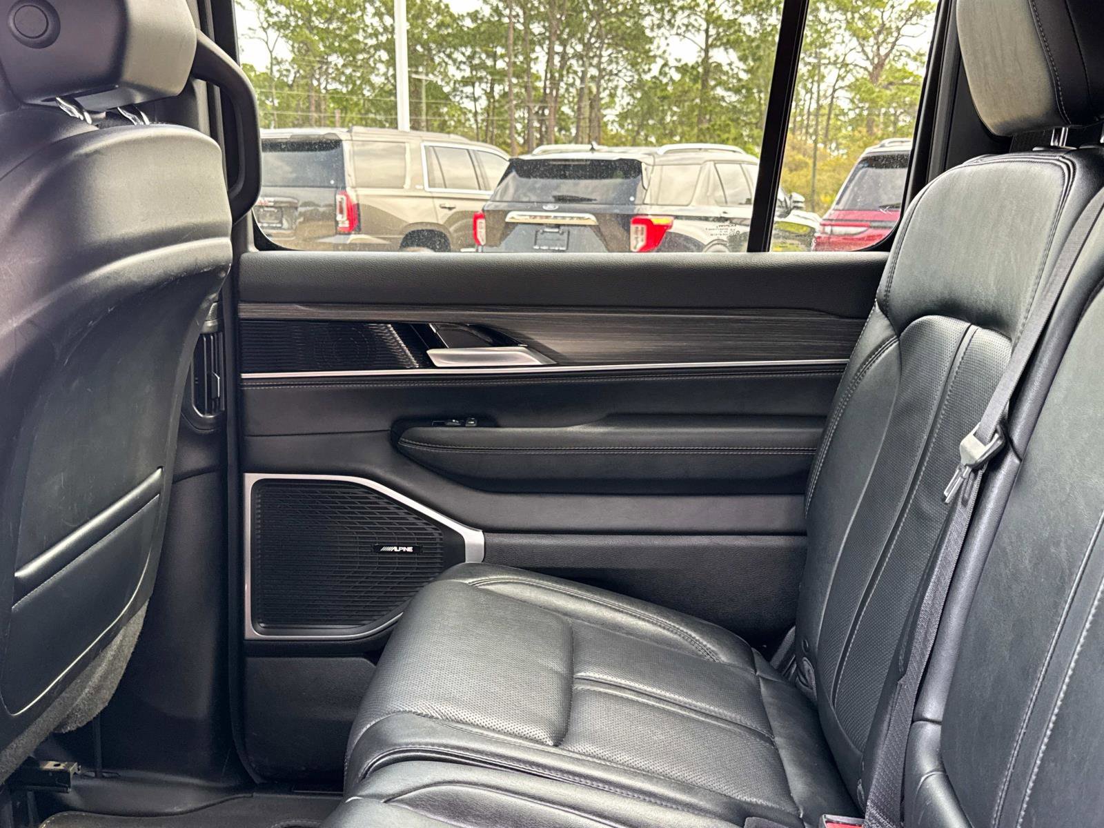 Certified 2024 Jeep Wagoneer Series II w/ Flexible Seating Group RWD image 15