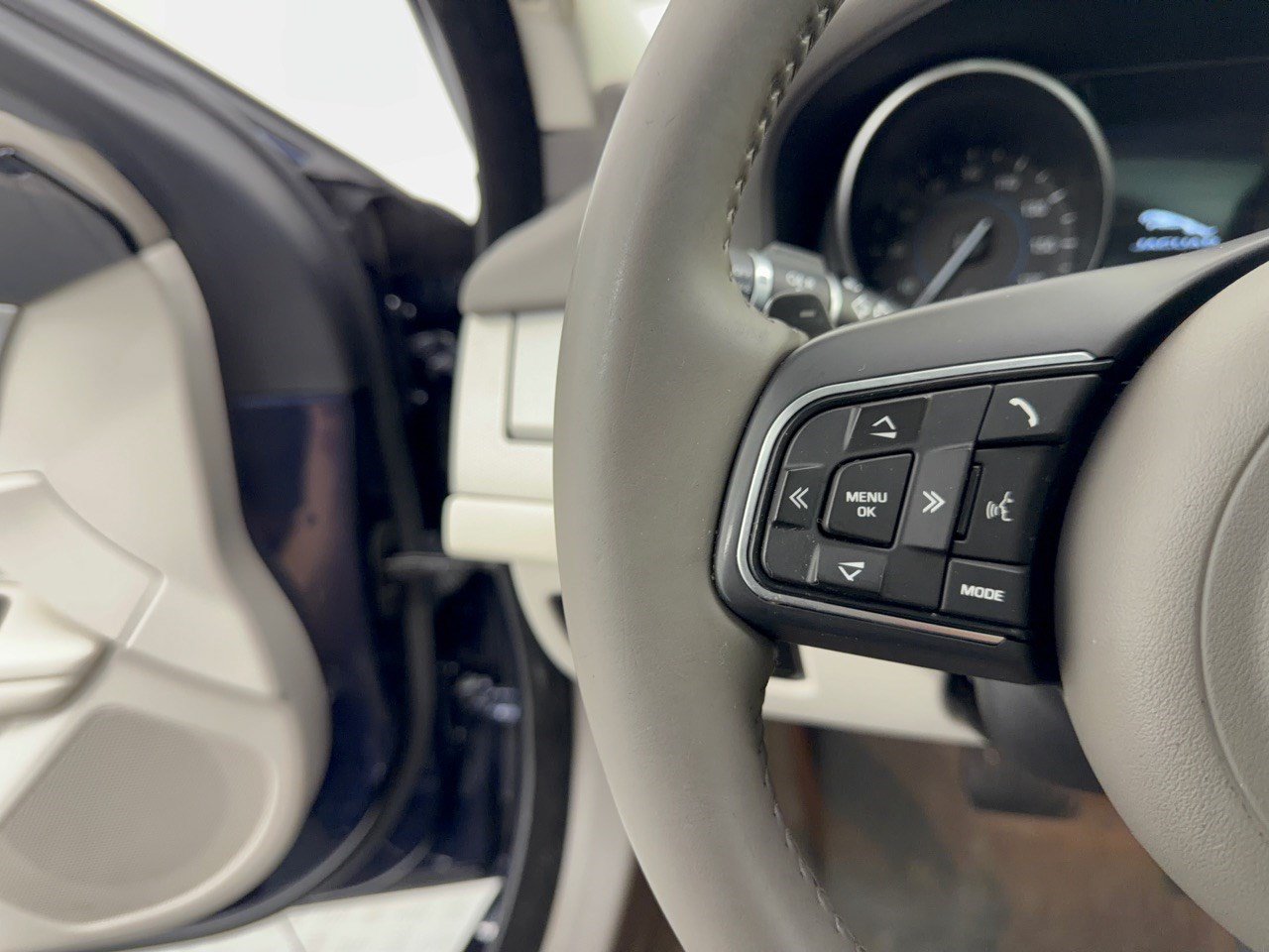 Used 2018 Jaguar XF Premium RWD image 18