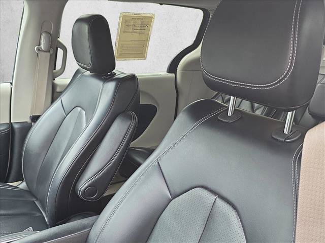 Used 2023 Chrysler Pacifica Touring-L FWD image 15