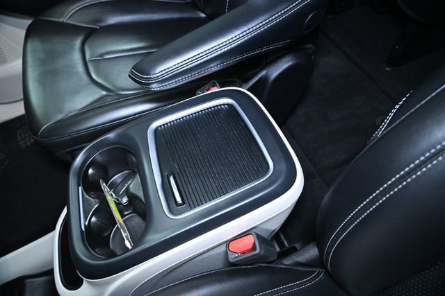 Used 2023 Chrysler Pacifica Touring-L image 23