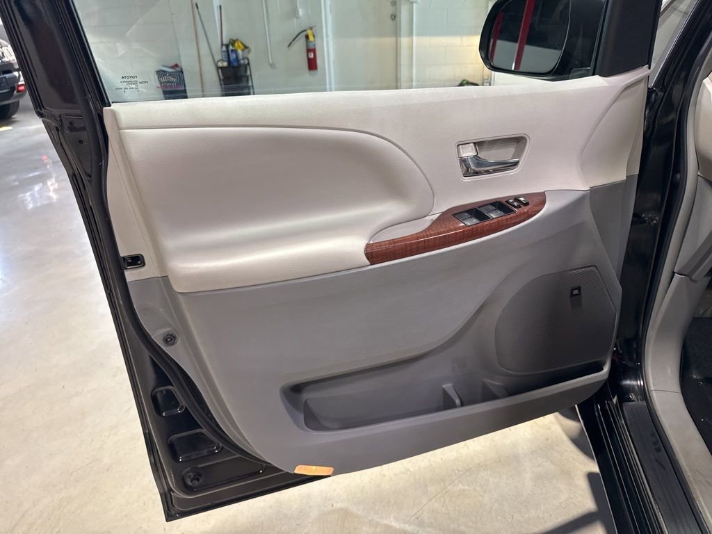 Used 2012 Toyota Sienna XLE w/ Premium Pkg AWD/4WD image 31