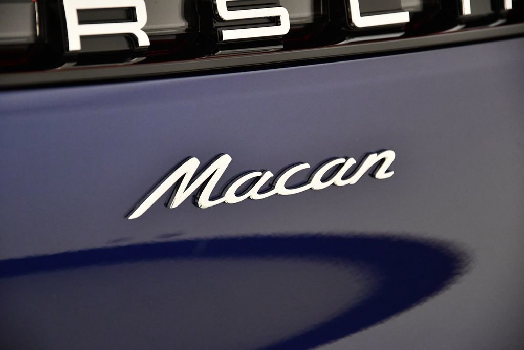 Certified 2025 Porsche Macan image 12