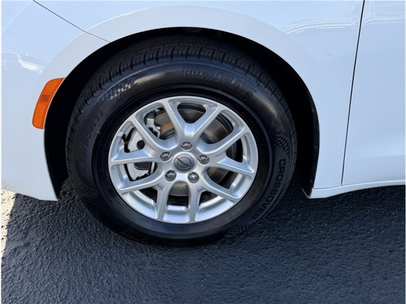 Used 2021 Chrysler Voyager Lxi image 10