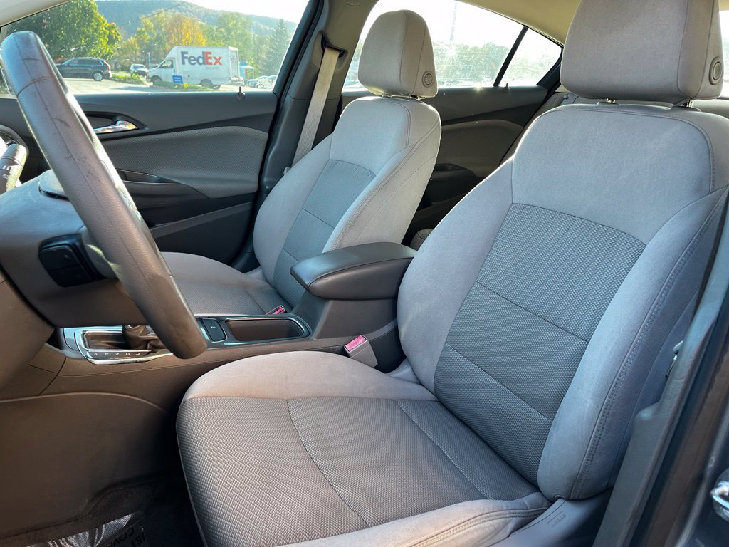 Used 2018 Chevrolet Cruze LT w/ Convenience Package FWD image 9