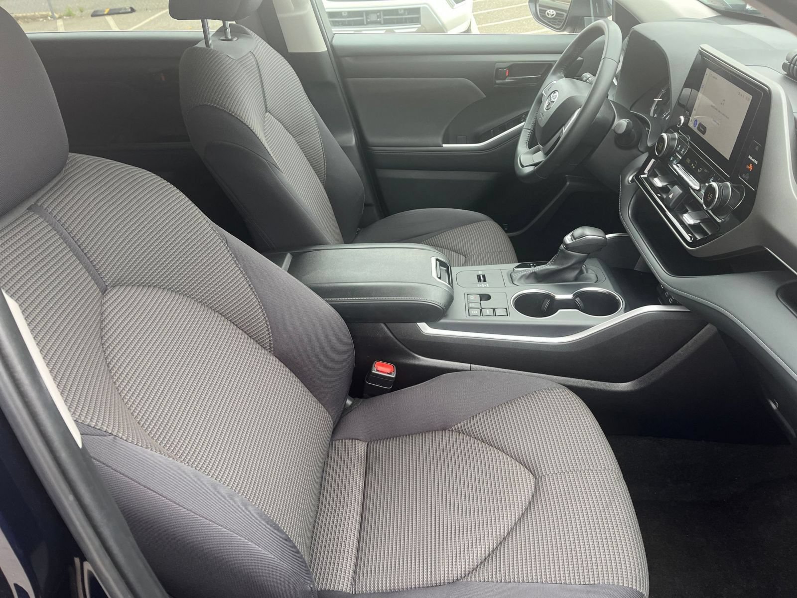 Used 2025 Toyota Highlander LE FWD image 38