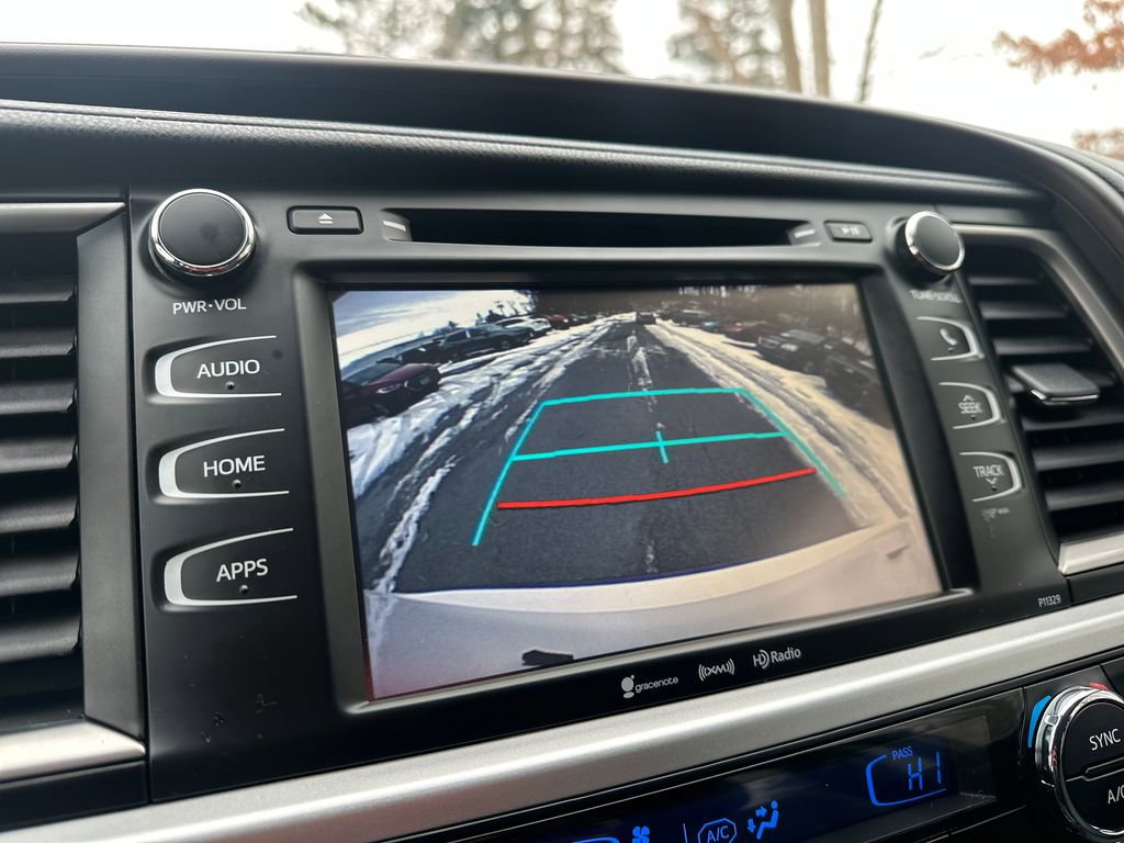 Used 2017 Toyota Highlander LE image 10