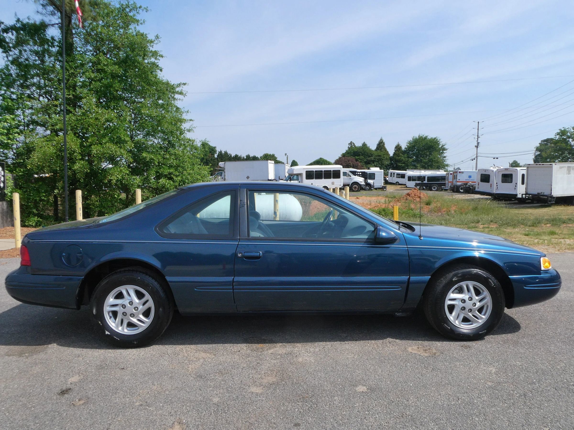 Used 1996 Ford Thunderbird LX RWD image 4