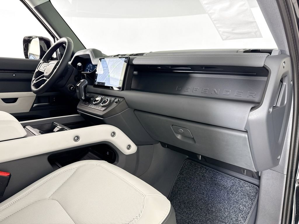 Used 2025 Land Rover Defender 110 X-Dynamic SE image 13