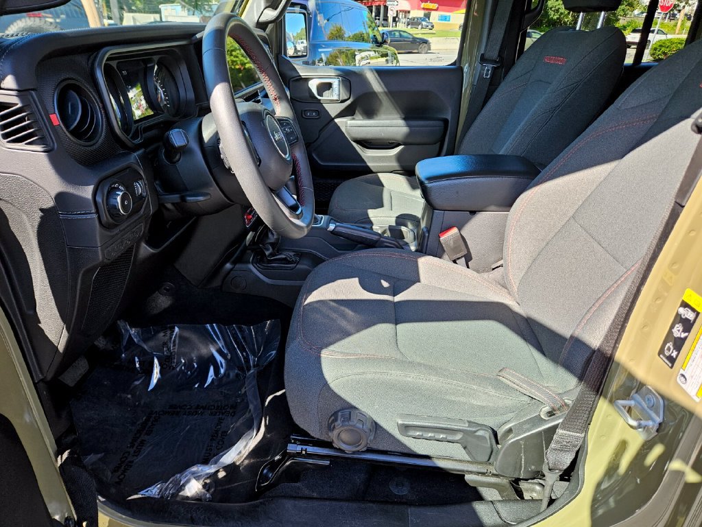 Used 2025 Jeep Wrangler Unlimited Rubicon AWD/4WD image 18