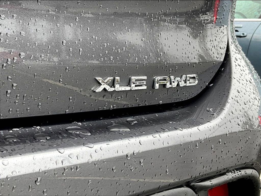 Used 2024 Toyota Highlander XLE AWD/4WD image 30
