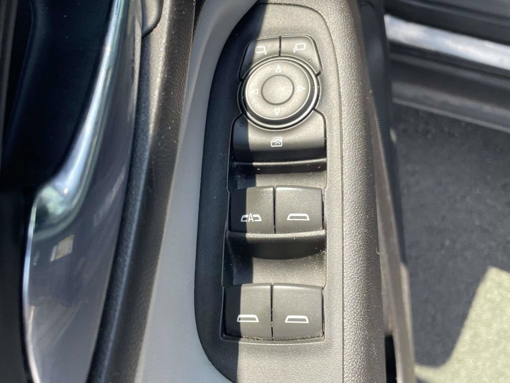 Used 2018 Chevrolet Equinox Premier FWD image 16