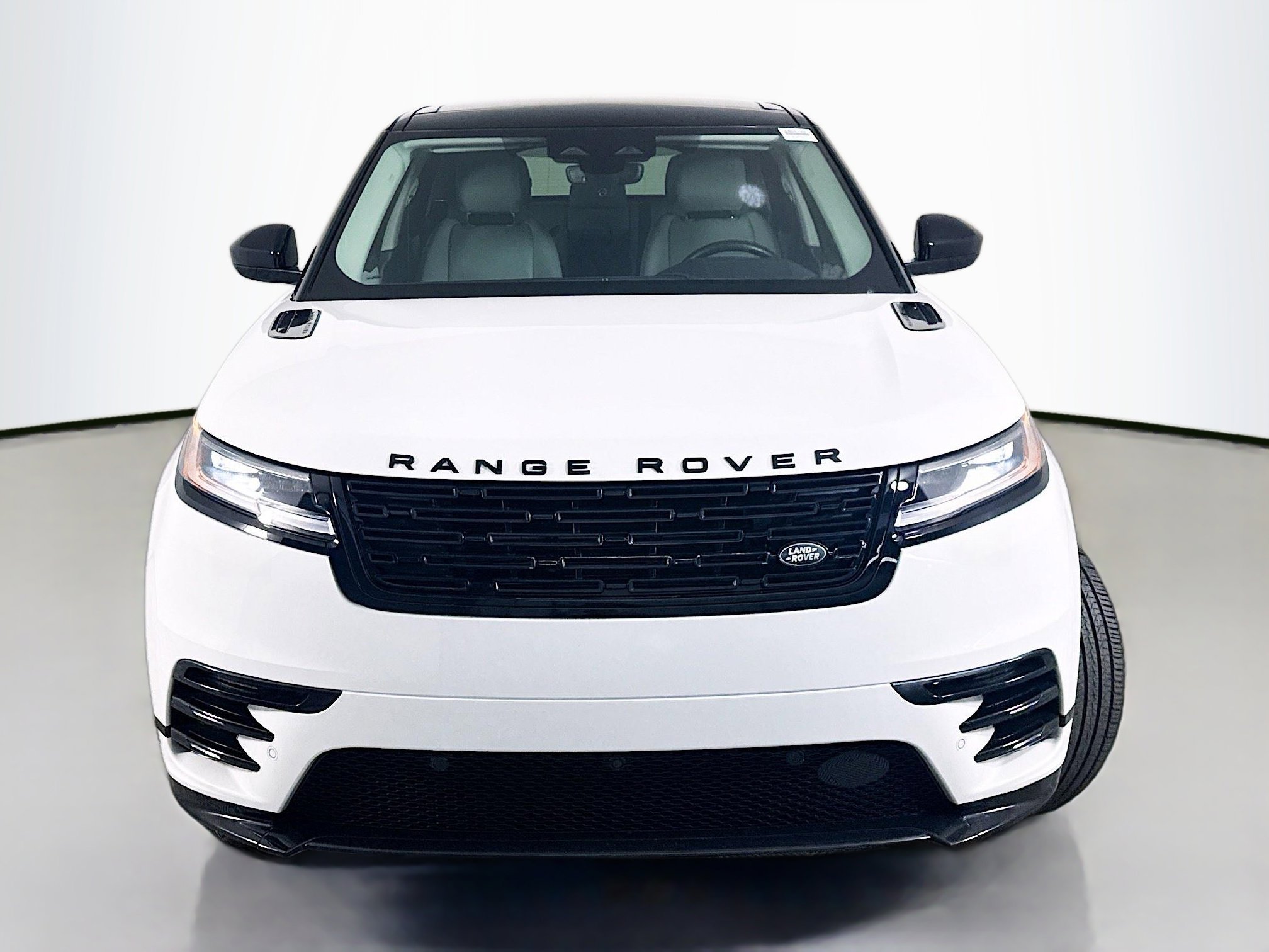 Used 2025 Land Rover Range Rover Velar Dynamic SE AWD/4WD image 2