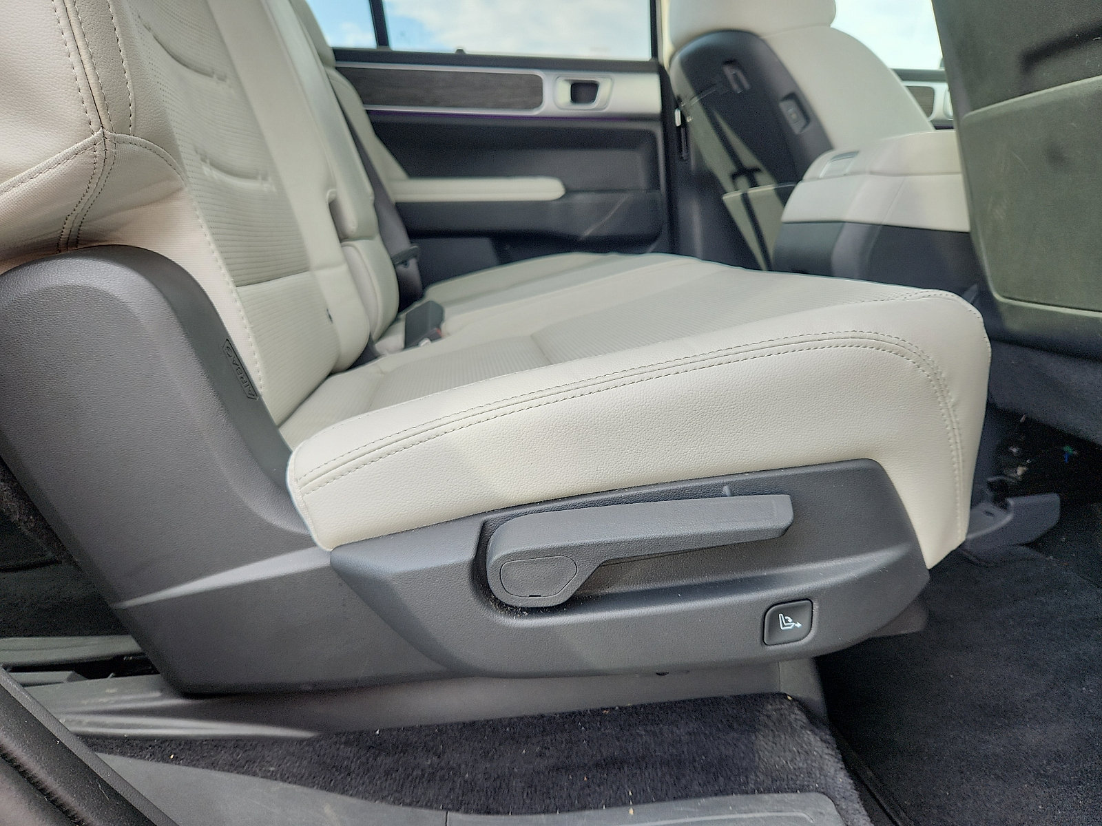 Certified 2024 Hyundai Santa Fe Limited AWD/4WD image 32