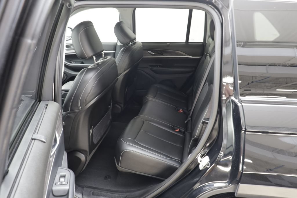 Used 2023 Jeep Grand Cherokee Limited w/ Luxury Tech Group II AWD/4WD image 15