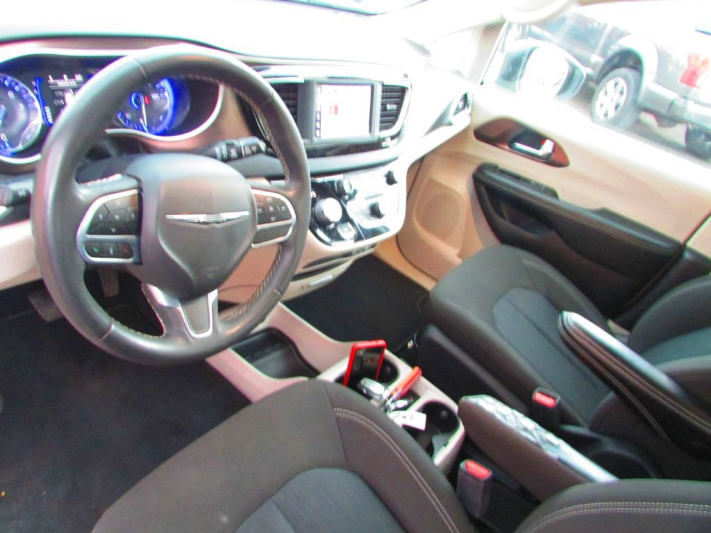 Used 2022 Chrysler Voyager LX image 14