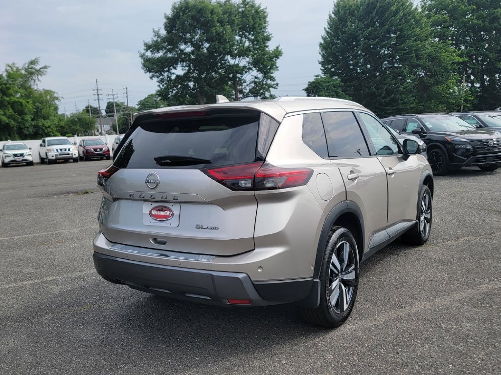 Used 2024 Nissan Rogue SL AWD/4WD image 9