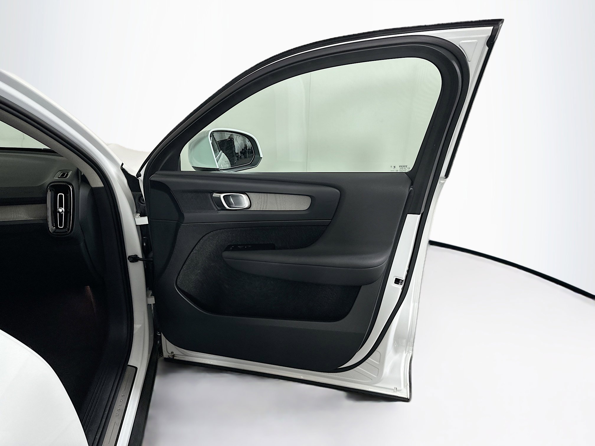 Used 2025 Volvo XC40 B5 Plus image 34