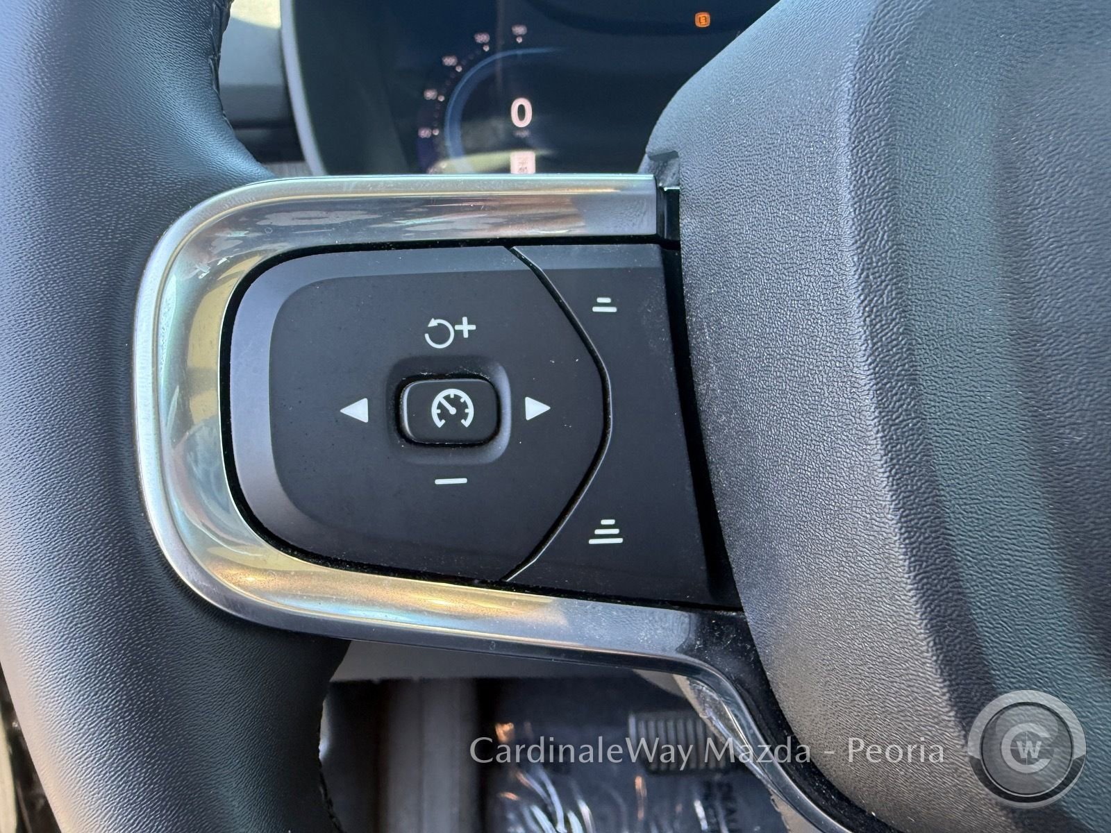 Used 2025 Volvo XC40 B5 Plus image 17