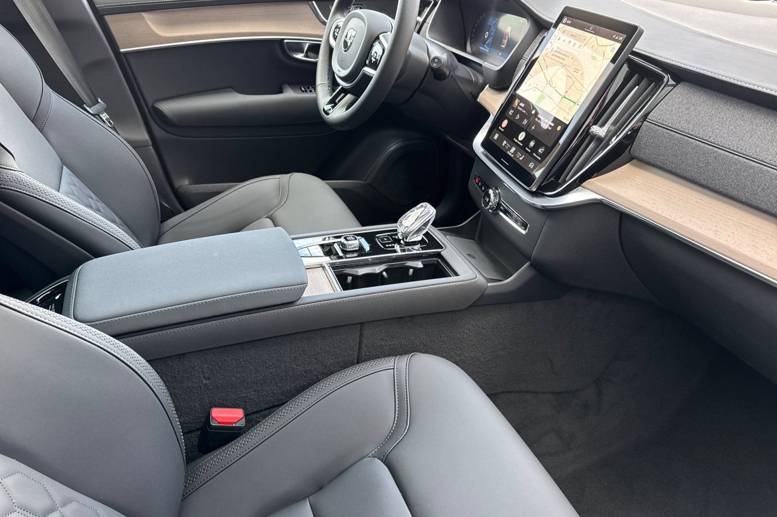 New 2026 Volvo XC90 T8 Plus w/ Protection Package AWD/4WD image 17