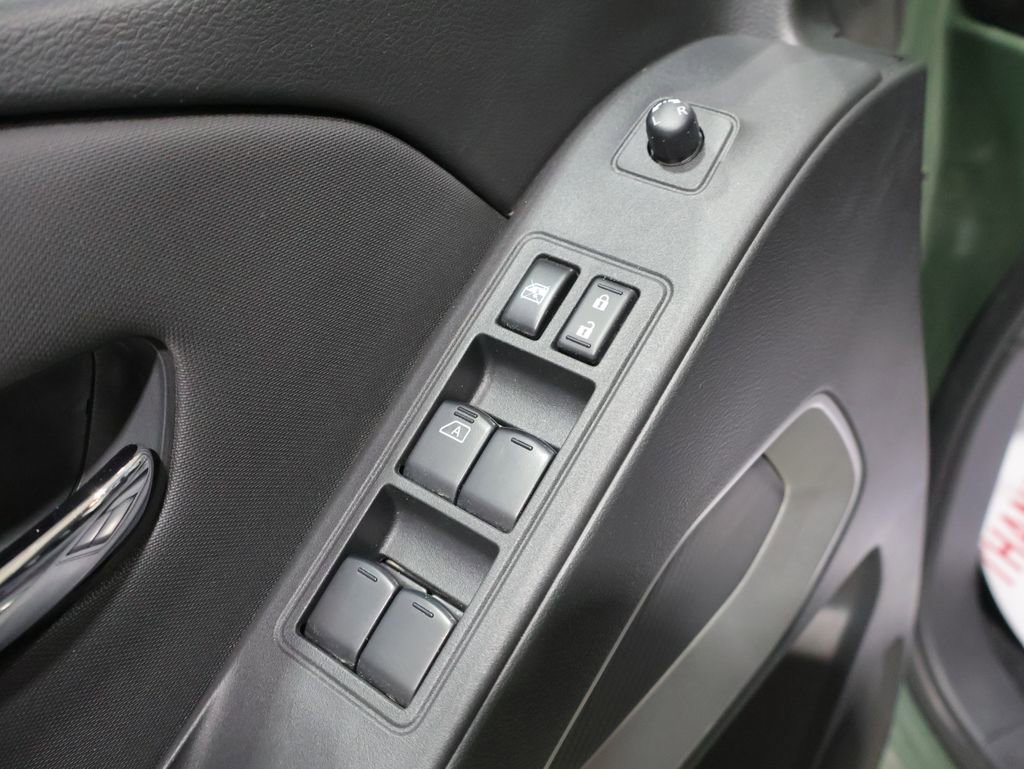 Used 2024 Nissan Frontier SV image 14