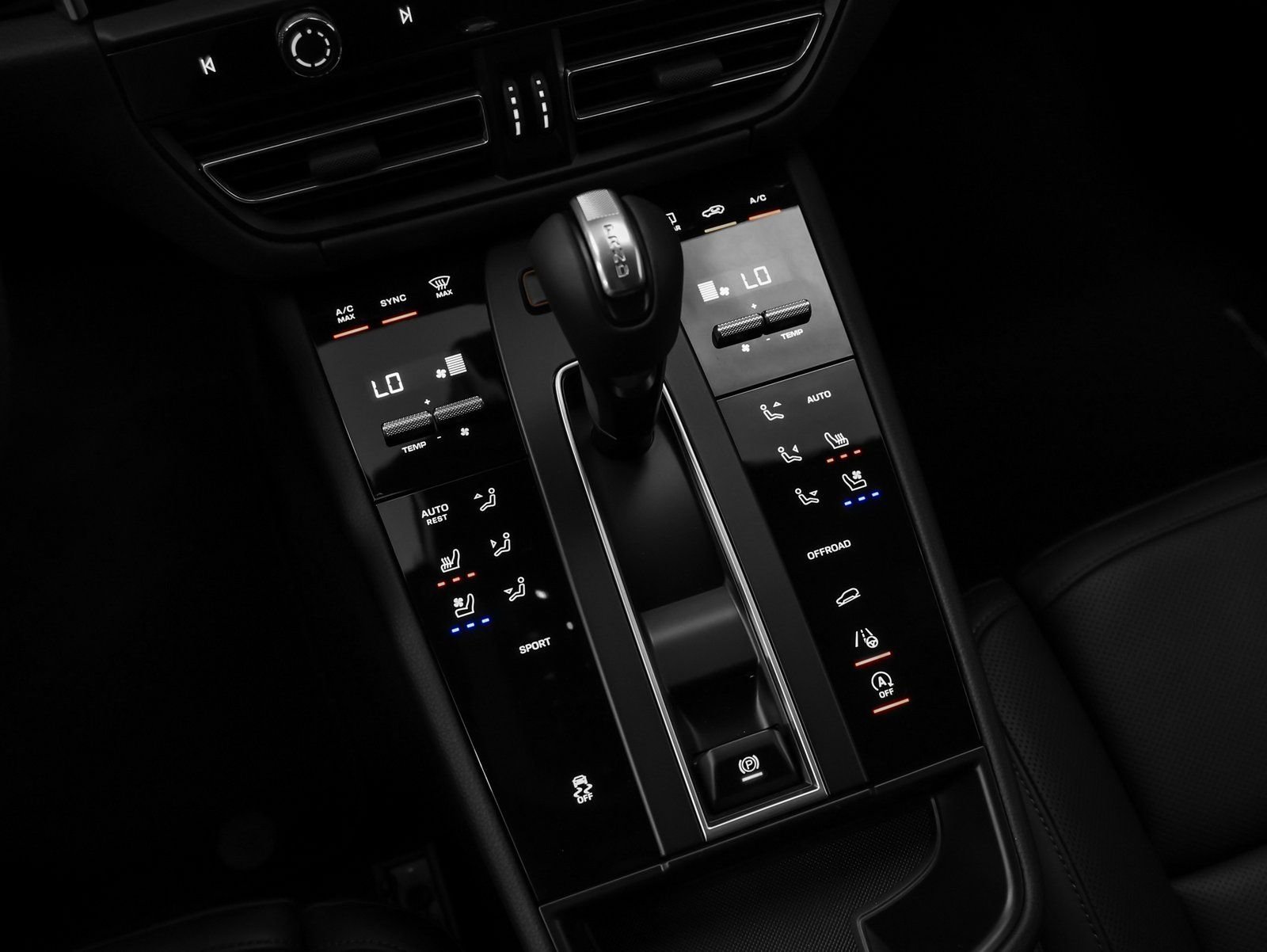 Certified 2025 Porsche Macan AWD/4WD image 32