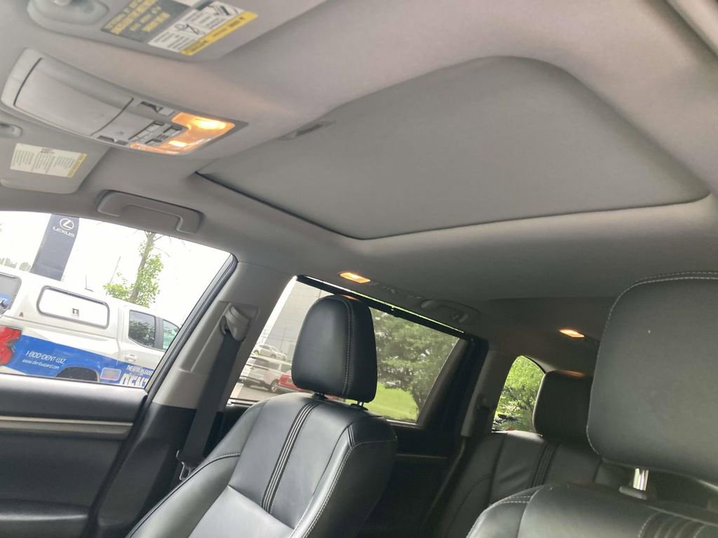 Used 2018 Toyota Highlander SE FWD image 13